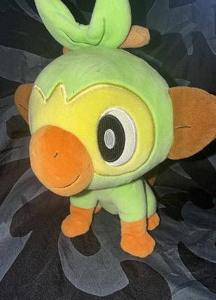 М'яка іграшка зображує грукі (grookey)