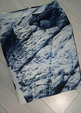 Синя спідниця-олівець з оригінальним фотопринтом гірського чи льодовикового ландшафту.