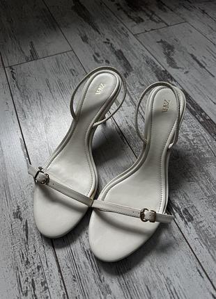 Босоніжки zara, 40р, молочні