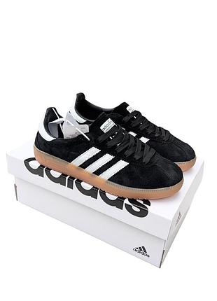 Женские кроссовки adidas bermuda черные с белым на бежевой
