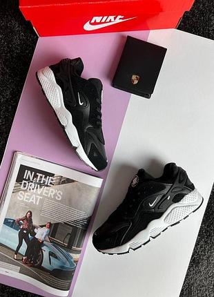 Жіночі кросівки nike air huarache black white