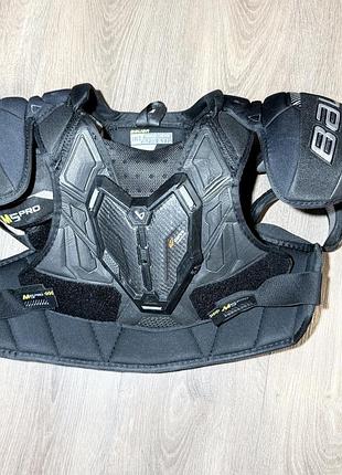 Хокейний нагрудник bauer supreme m5 pro intermediate чорного кольору, вік 11–14 років, зростом від 147 до 165 см.