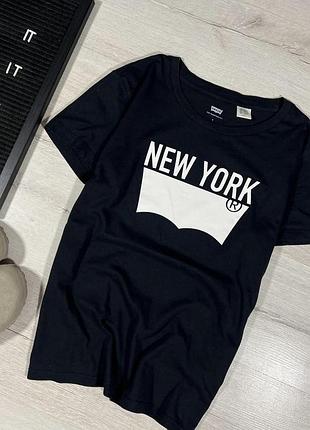 Футболка з принтом levis