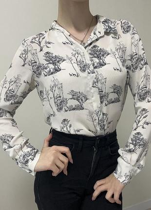 Сорочка з принтом, яка точно не залишиться непоміченою 🎀  цікавий акцент до образу на навчання, легко поєднується з джинсами