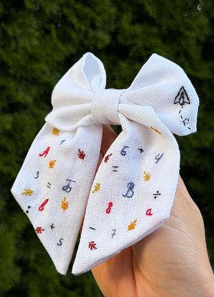 Лляний бант з вишивкою на 1 вересня