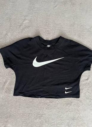 Кроп-футболка nike swoosh / чорний укорочений спортивний топ найк (розмір м)