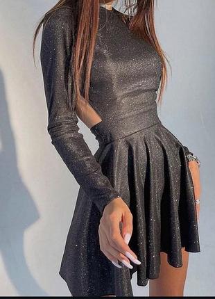Блискуча сукня