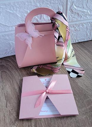 Подарунковий сертифікат в сумочці