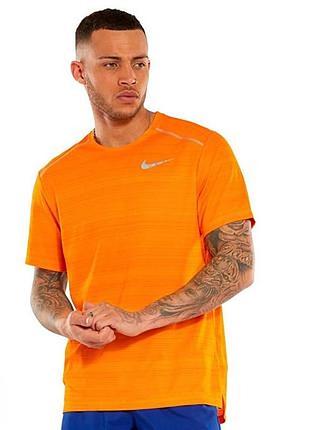 Яскраво-оранжева чоловіча бігова футболка nike dri-fit miler з подовженою спинкою та світловідбивними деталями на плечах