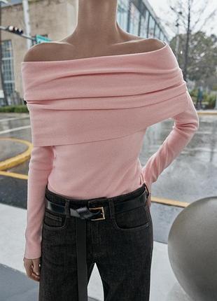 Трикотажний светр із горловиною від zara