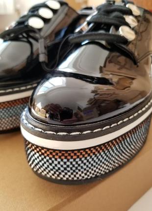 Лакові туфлі на платформі zara