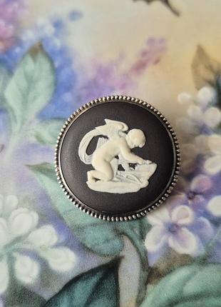 Винтажная брошь wedgwood амур серебро