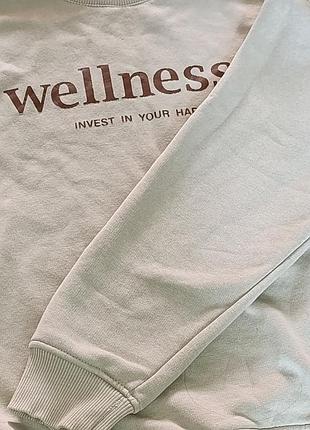 Бежевый свитшот sporty &amp; 97 из коллекции wellness club с контрастной надписью «wellness.» на груди. 2
