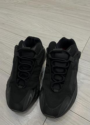 Adidas yeezy boost 700 mnvn «triple black»