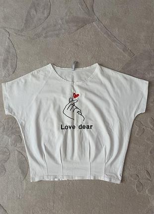 Біла футболка з вишивкою love dear — ніжна, стильна та універсальна. вільний крій. приємна до тіла тканина. акуратна вишивка з трендовим дизайном.