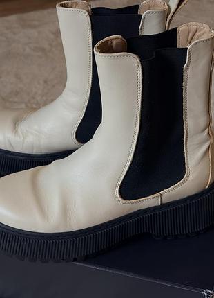 Черевики челсі на масивній рифленій підошві (chunky chelsea boots) від бренду & other stories.