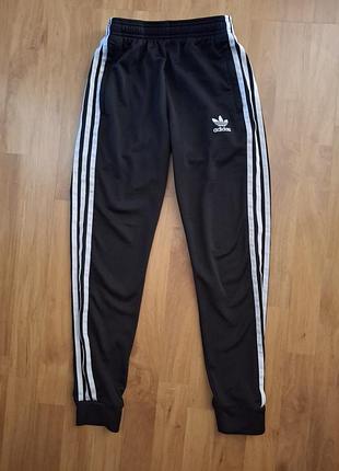 Спортивные штаны adidas на 11-12, 146-152