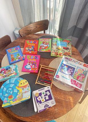 Продам лоток книги і пазли до найменших