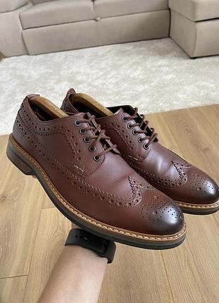 Clarks. чоловічі шкіряні туфлі броги.