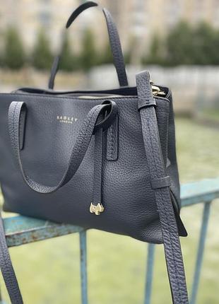 Стильная и практичная сумка radley dukes place из натуральной кожи в благородном темно-синем цвете.