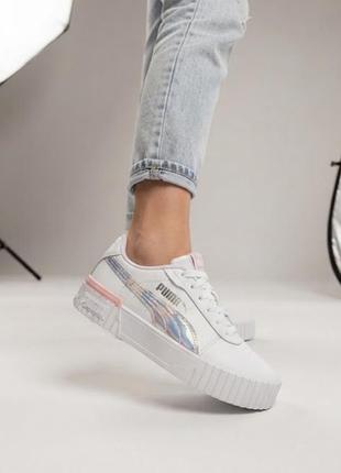 Кроссовки puma carina 2.0 crystal wings jr с переливающейся голографической вставкой на боковой панели и розовым акцентом на подошве.