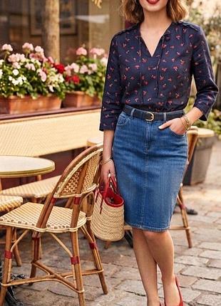 Блуза  з вишнями бренду m&s✨ 
напівобхват грудей- 50 cм; 
довжина виробу-61см;
довжина рукава - 3/4 -41 см.;