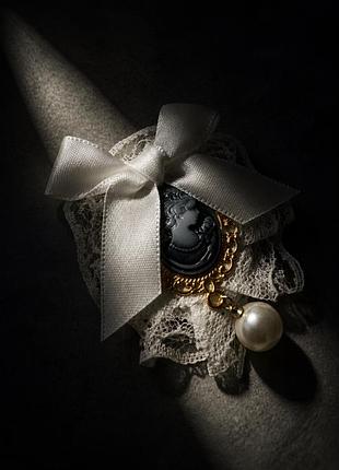 Вінтажна брошка-бант з мереживом та камеєю жіноча брош з перлиною ручної роботи біла синя
