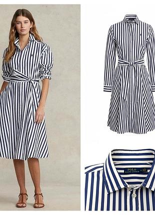 Бавовняна сукня-сорочка міді в синьо-білу смужку від бренду polo ralph lauren з відкладним коміром, довгими рукавами та знімним поясом на талії.