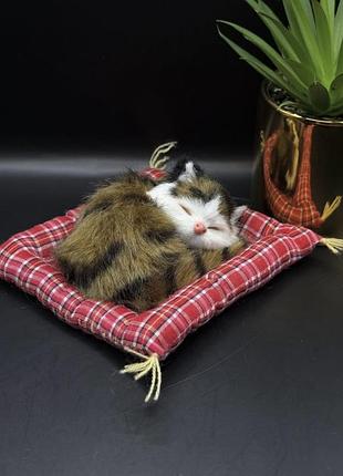 Фігурка котик на подушці 2