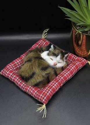 Фігурка котик на подушці