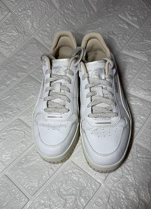 Білі жіночі кросівки від puma.