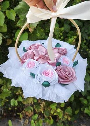 Ніжний букет ручної роботи з атласних стрічок 🎀

🌹 10 ніжних троянд
🌸 1 плюмерія
💚 декоративне листя
🎀 оформлення з ніжною атласною стрічкою.