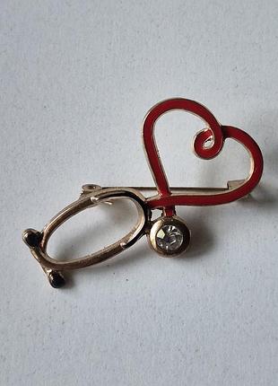 Брошь сердце с эмалью. брошь стетоскоп для врача, медсестры. медицинская.