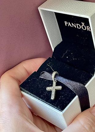 Шарм pandora хрестик в каміннях❤️‍🔥