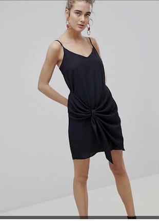 Чорна мінісукня на тонких бретелях від river island вирізняється стильним вузлом та драпуванням спереду.