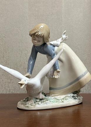 Фарфоровая статуэтка lladro «в погоне за гусем».