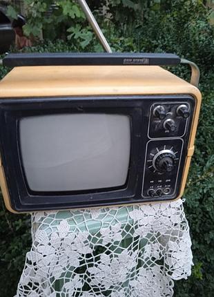 Телевизор винтаж ссср шилялис в состояние как на фото.по поводу работы не знаю.продажа как декор