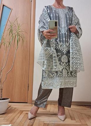 Дивовижний комплект  сальвар камиз, сукня, штани і шаль з вишивкою, індійське вбрання, розмір 16-20