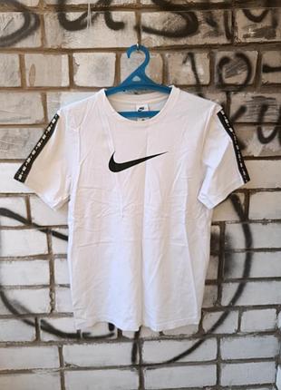 Футболка на лампасах nike