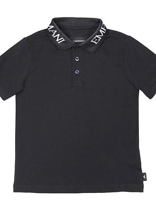 Поло emporio armani junior. модель черного цвета. воротник с брендовой надписью
