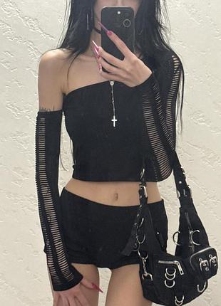 Кофта топ облягаюча з відкритим плечем рукава в дірочках techno rave dollskill new rock y2k