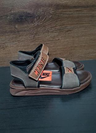 Дитячі сандалі в спортивному стилі з логотипами бренду nike