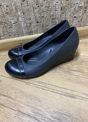 Туфли на танкетке crocs cap toe wedge