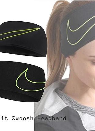 Унісекс чорна спортивна пов'язка на голову nike dri-fit swoosh running headband із яскраво-салатовим логотипом