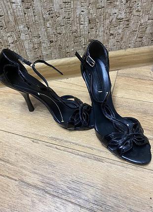 Лакированные босоножки на каблуке от бренда bcbgmaxazria