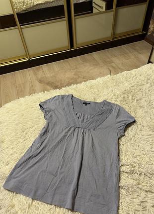 Серая хлопковая блуза от massimo dutti с короткими рукавами и текстурной отделкой v-образного выреза футболка