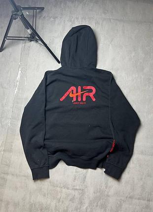 Кофта nike   размер-м состояние-на фото  замеры  длина-68 груди-60 длина рукава от плеча-63  цена-300грн
