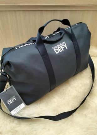 Объемная спортивная сумка 
calvin klein defy.