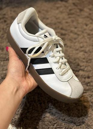 Оригінальні кросівки/кеди adidas 35 розмір 22.5 см устілка для хлопця б/в
