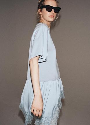 Трендовая комбинированная футболка с кружевом zara в нежно-голубом цвете